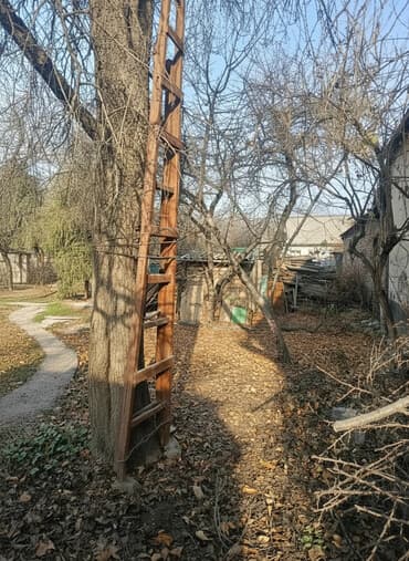 раздвижная лестница: Продается садовая стремянка,сделана из дерева и металла,4 метра высота — 1