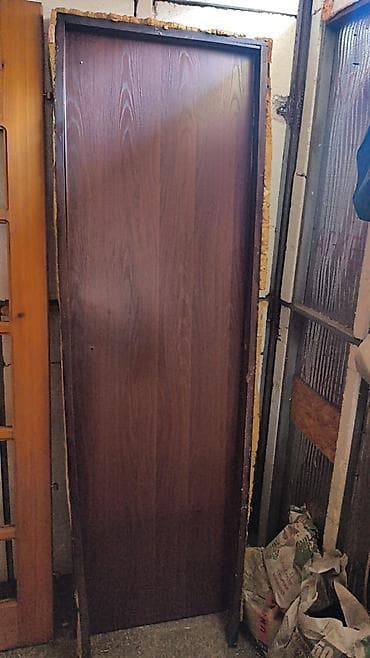 продаю бу межкомнатные двери: Продаю 2 деревянные двери (коричневая дверь новая) без коробов и 3 — 4