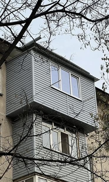 обшивка домов: Выносной балкон с панорамным остеклением и облицовкой сайдингом - — 1