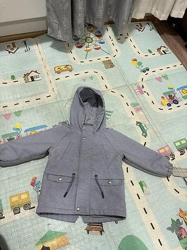 Детская куртка-парка с капюшоном, серого цвета. Особенности: - Прямой