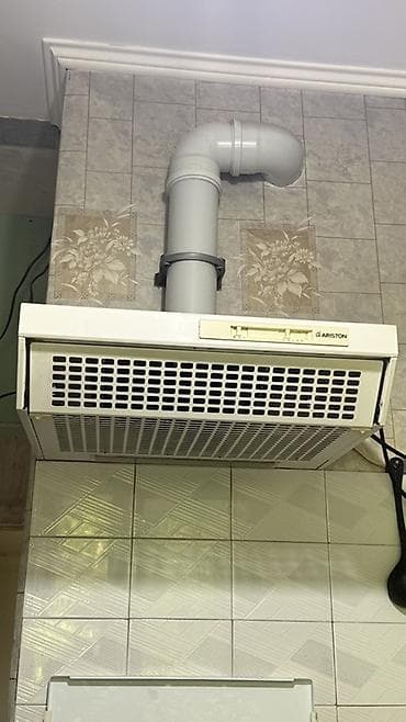 ‼️‼️СРОЧНО РАБОЧИЙ Кухонная вытяжка Ariston с выводом в вентканал. -