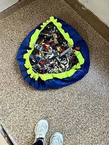 Большая смесь деталей LEGO в мешке-коврике для хранения и игры. Что