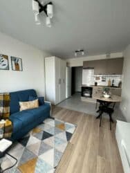 с связи с переездом: Нас двое девушек,снимем комнату с подселением или студию. В Районе — 2