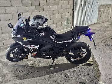 Спортивный мотоцикл класса 400 cc в полностью обтекательном кузове