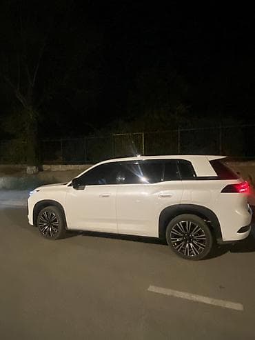 bmw 528: Электромобиль GAC Aion (SUV) - Кузов: кроссовер, белый цвет — 3