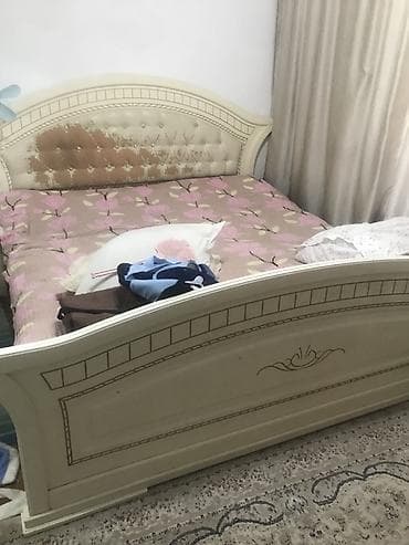 Кровать двуспальная с мягким изголовьем и резными декоративными — 1