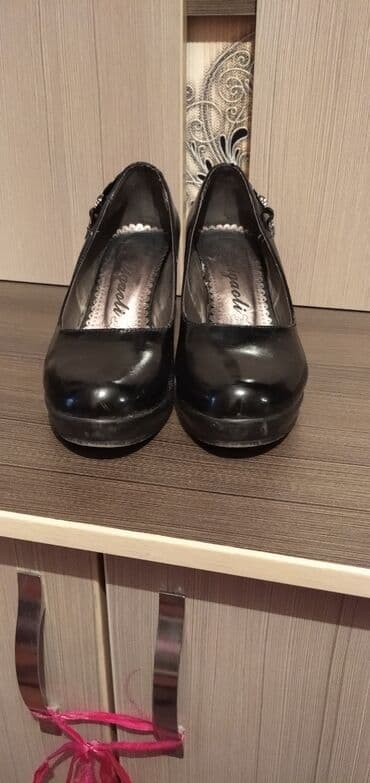 Продаётся туфли, б/у, в хорошем состоянии. Очень удобные. Чёрного