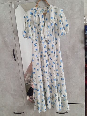 летнее платье с длинным рукавом: Длинное женское платье с цветочным принтом. - Белая основа с голубыми — 1