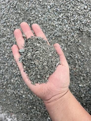 Отсев щебня (каменно-щебёночный мелкий фракционный материал). -