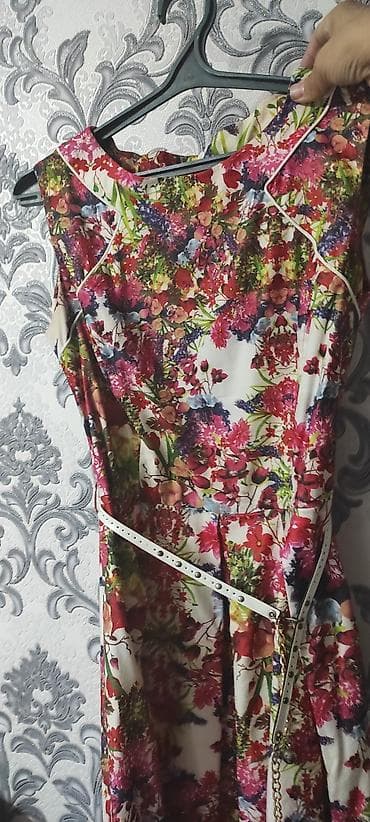 Платья: Двойка платье с костюмом, длина платья по колено на рост 160. Размер — 3