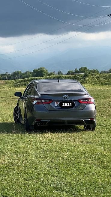малометражка машина: Toyota Camry: 2021 г., 2.5 л, Вариатор, Гибрид, Седан — 2