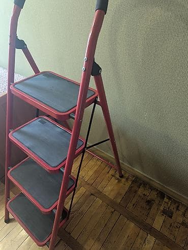 study lamp: Складная стремянка с 4 широкими ступенями. - Материал: металлическая — 1