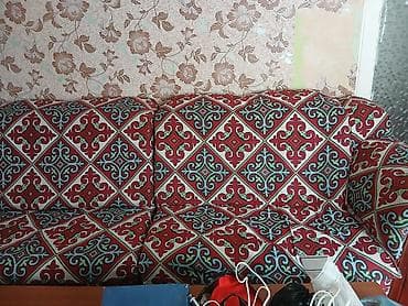 Эмерек: Бурчу бар диван, Жастыктар менен, Үч кишилик — 1