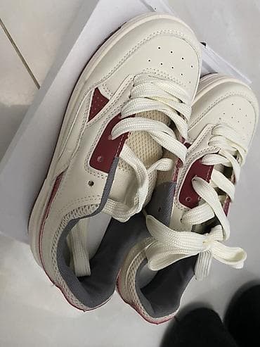 Прокат одежды: Кроссовки в стиле casual/sport. - Цвет: молочно‑белый с бордовыми — 1