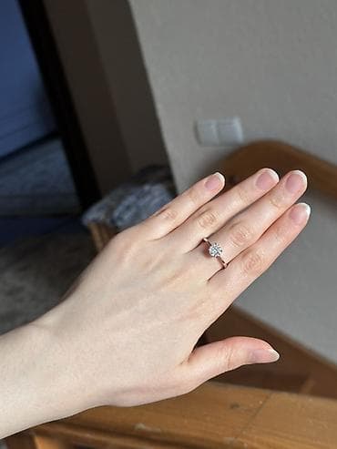 Золотые украшения: Элегантное обручальное кольцо с природным бриллиантом • Покупалось в — 10