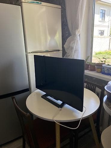 ТВ и видео: Телевизор Philips, диагональ примерно 32–40". Светодиодная (LED) — 2