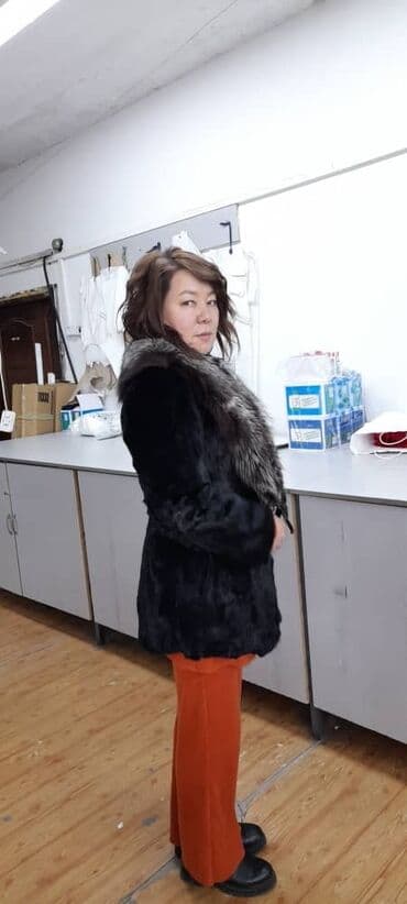 срочно в связи с переездом: Продаю шубу крольчатина натуралка. Воротник лисий мех тоже натуралка — 1
