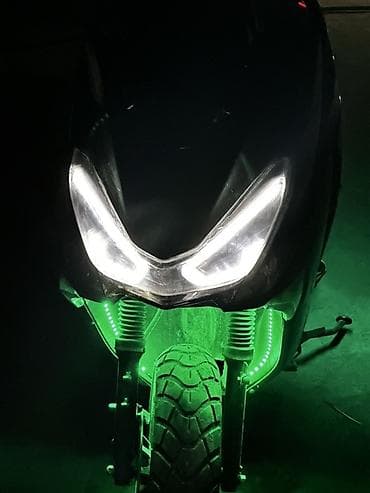 Скутер/макси‑скутер с внедорожным обвесом и яркой оптикой - Тип