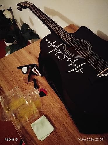 шорты поло: Продаем новые Гитары🎸🎸🎸 размер 38 в комплекте всё есть.✅✅✅ доставим — 1