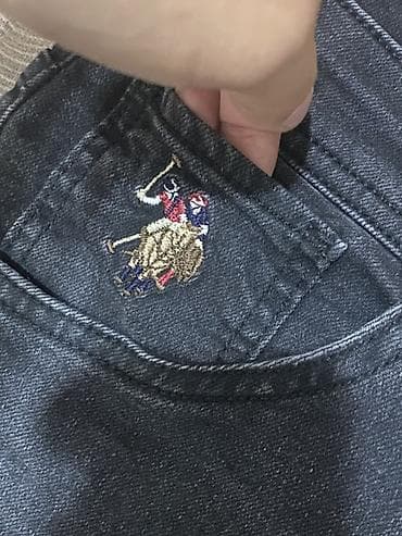 черные часы: Мужские джинсы U.S. Polo Assn. Denim Co., модель SLIM. - Посадка — 2