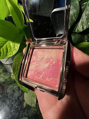 Личные вещи: Hourglass Ambient Lighting Blush — оттенок Luminous Flush. 100% — 3