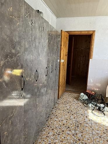 сарай для скота: Продаётся одноэтажный жилой дом с большим двором и хозяйственными — 7