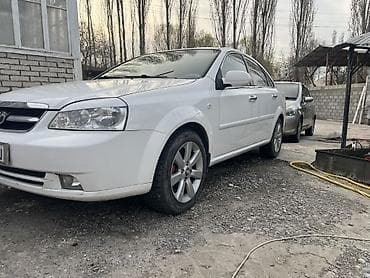 дверь камри 30: Белый седан класса C. Кузов 4-дверный, лакокрасочное покрытие белое — 1