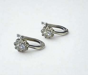 серьги с бриллиантом: Пара элегантных золотистых сережек с английским замком. Каждая сережка — 6