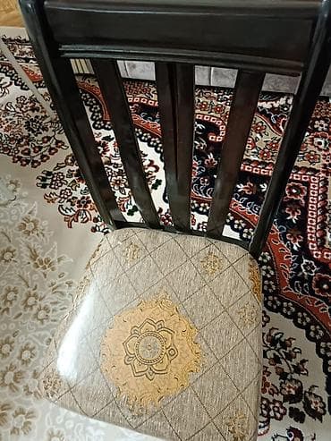 Стул деревянный с мягким сиденьем. - Материал каркаса: массив дерева