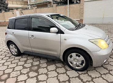 ford focus 3: Компактный городской хэтчбек 5‑дверный, правый руль. Серебристый цвет — 3