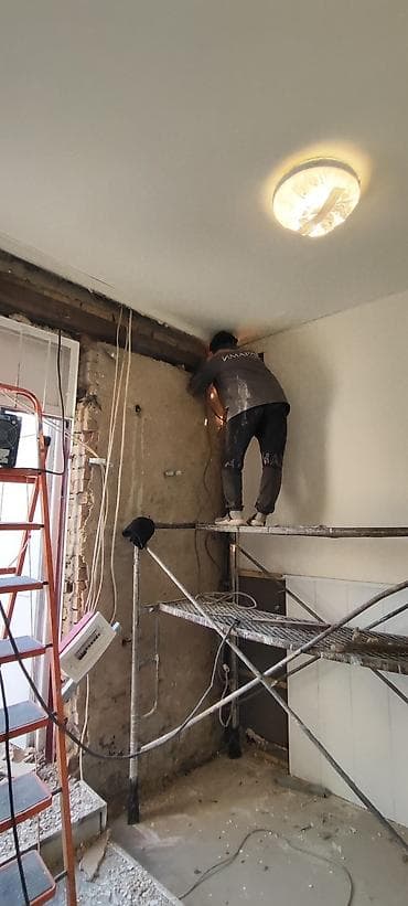 Внутренняя отделка: Снос стен, Разбор полов, Снятие потолков | Гипсокартонная стена, Снос перегородки, Снятие старой штукатурки | Зачистка от старых обоев, Сбивка старой штукатурки, Снятие извести | Демонтаж ламината, Демонтаж паркета, Демонтаж линолеума | Крыша из шифера, Металлочерепичная кровля, Мягкая кровля Больше 6 лет опыта — 1