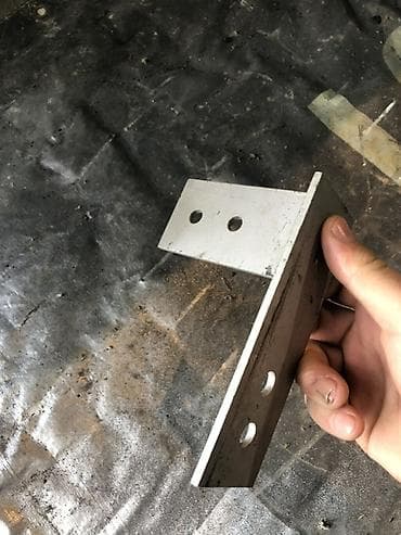 Угловой металлический кронштейн 90° - Материал: металл (судя по виду