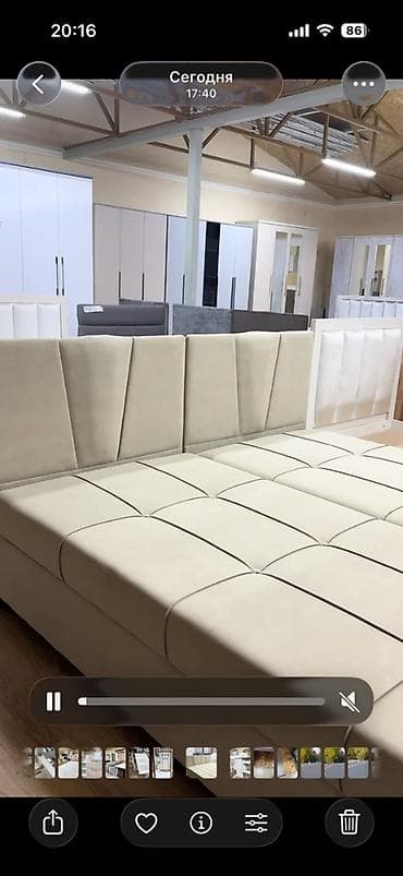 small table: Мягкая кровать с высоким изголовьем - Современный дизайн — 1