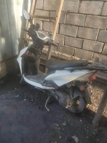 city coco: Скутер/мопед белого цвета с агрессивным дизайном передней панели — 2