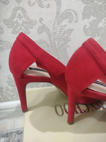 Спецодежда: 1. Туфли Надеты 1 раз на мероприятие. высота каблука 8 см. Бренд — 5