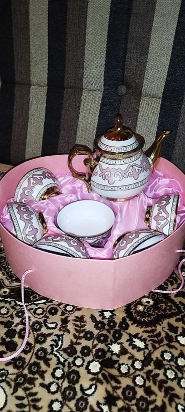 Чайный набор в подарочной коробке - Состав: заварочный чайник и 6 lalafo.kg да Чайный набор в подарочной коробке - Состав: заварочный чайник и 6