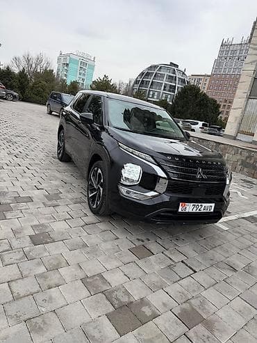 Mitsubishi Outlander (актуальное поколение), черный кроссовер — 5