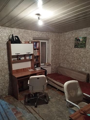 4х комнатную квартиру: - Отделка: светлые стены с текстурными и цветочными обоями, потолочные — 4