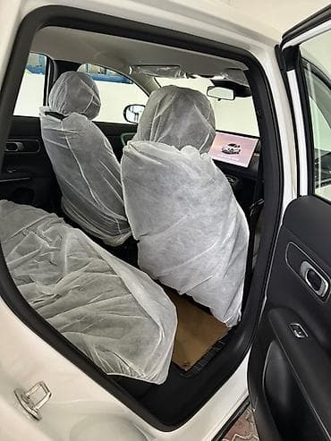 Электрический кроссовер белого цвета с современным дизайном — 8