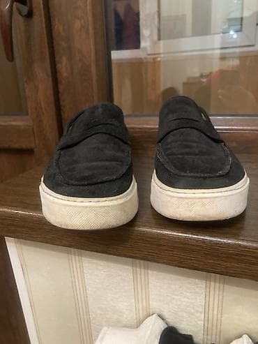 мокасы: Мужские замшевые лоферы на толстой подошве. Цена 800 сом состояние — 2