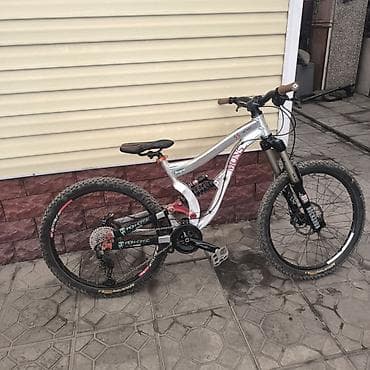 Музыкальные инструменты: Продаю Двухподвес цена 90к Рама: Mons ss алюминий Вилка: Rock shox — 3