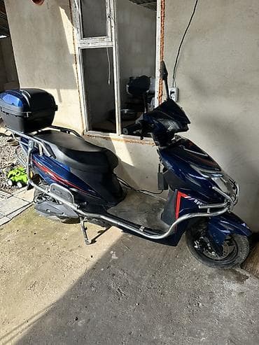 детский багги: Электроскутер (синего цвета) с цифровой приборной панелью и задним — 5