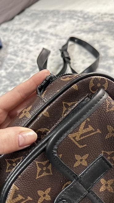 apple whatch: Сумка через плечо компактного формата с монограммным принтом. - — 2