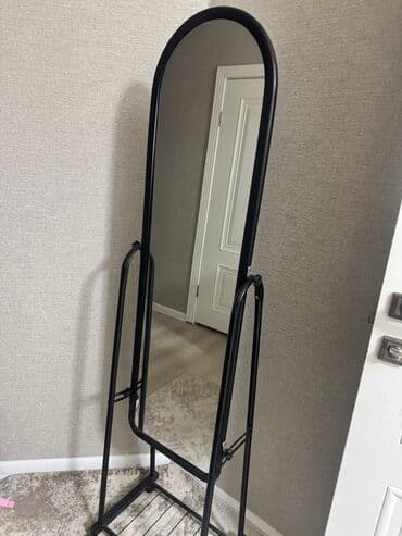 Музыкальные инструменты: Пианино в классическом дизайне, выполненное из темного дерева — 2