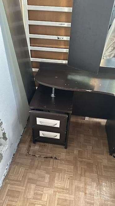 угловой туалетный столик: Туалетный столик с зеркалом - Материал: ЛДСП темного цвета, фасады — 3