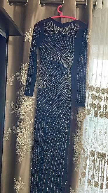 Вечернее платье в пол с длинными рукавами, черного цвета. Эластичная