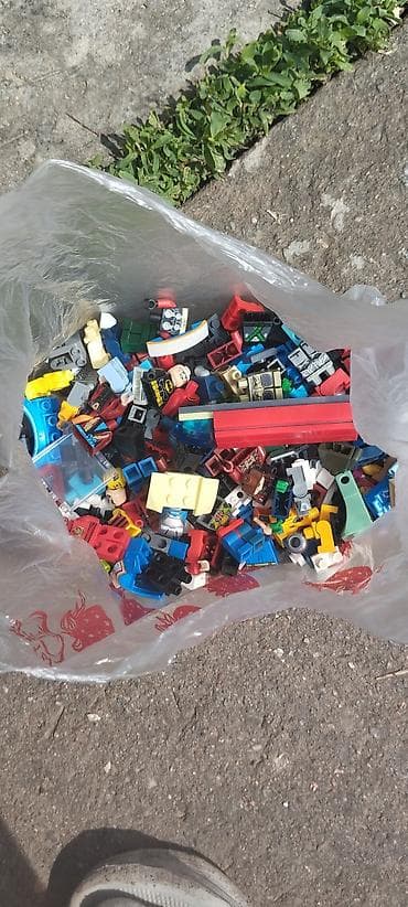 набор лего: Сборная партия деталей и минифигурок для конструкторов типа LEGO. Что — 7