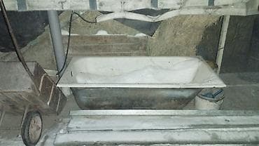 Прямоугольная ванна белого цвета, выполненная из металла, предлагает