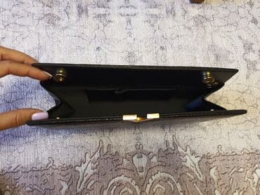 Киреге берилүүчү кийимдер: Клатч (новый)
Размер 27*15 см
В комплекте ремешок-цепочка — 3