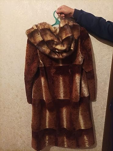 Женская шуба из натурального меха (визуально — стриженый мех с